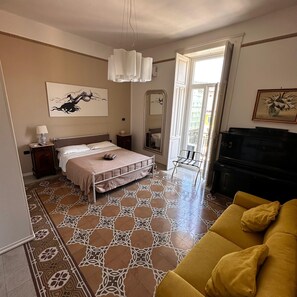 Comfort Double Room, 1 Queen Bed, Ensuite, City View | Hypo-allergenic bedding, free WiFi, bed sheets - B&B L'Una di Notte (Salerno)