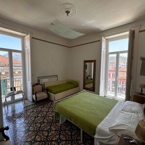 Comfort Triple Room, Ensuite, City View | Hypo-allergenic bedding, free WiFi, bed sheets - B&B L'Una di Notte (Salerno)
