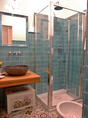 ห้องคอมฟอร์ททริปเปิล, ห้องน้ำในตัว, วิวเมือง | ห้องน้ำ | ฝักบัว, เรนชาวเวอร์, ไดร์เป่าผม, เสื้อคลุมอาบน้ำ