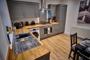 Luxury House | Private kitchen | Full-size fridge, microwave, oven, stovetop - The Townhouse Simple2let Serviced Apart (Halifax)