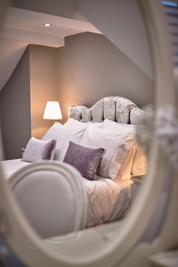 Luxury House | Individually decorated, individually furnished, desk, soundproofing - The Townhouse Simple2let Serviced Apart (Halifax)