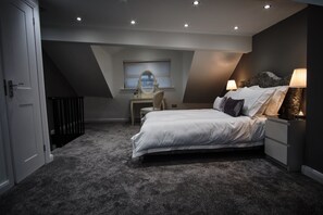 Luxury House | Individually decorated, individually furnished, desk, soundproofing - The Townhouse Simple2let Serviced Apart (Halifax)
