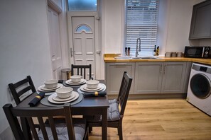Private kitchen - The Townhouse Simple2let Serviced Apart (Halifax)