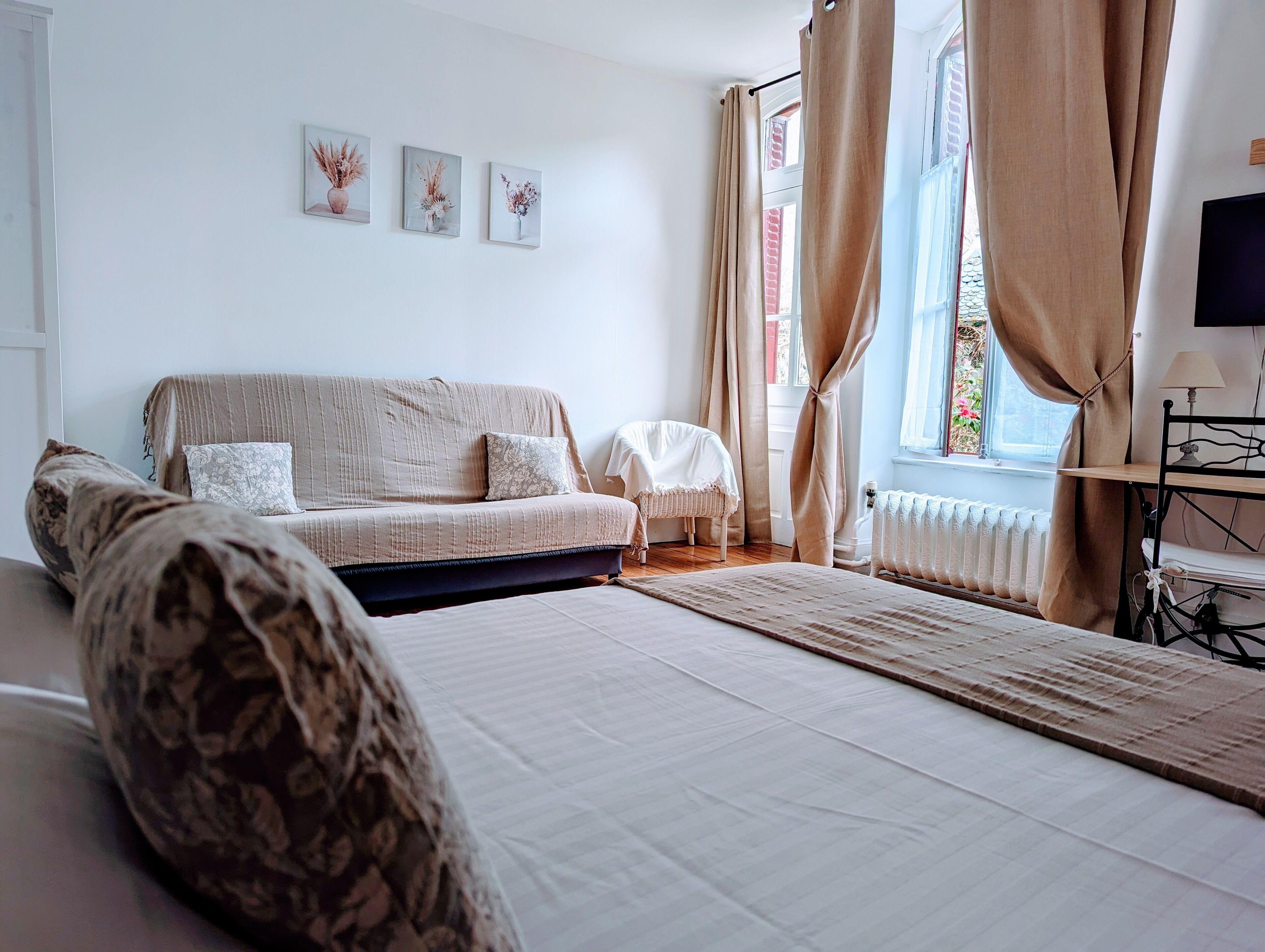 family room | 1 bedroom, premium bedding, select comfort beds, individually decorated