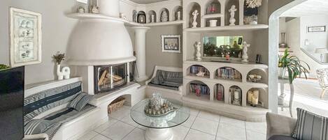 Televisio, takka, pöytätennispöytä