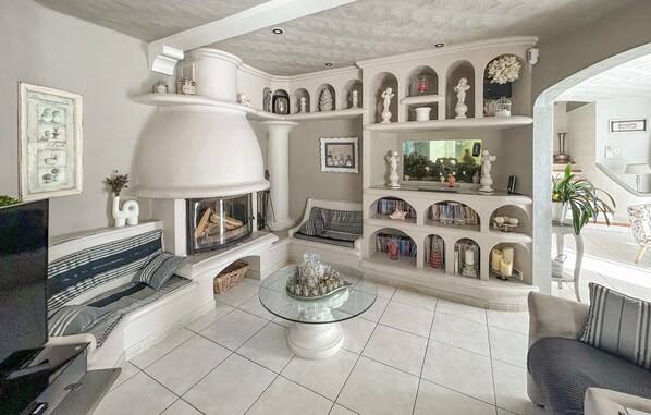 تلفزيون، مدفأة، تنس طاولة