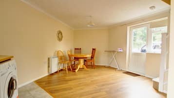 Basic House | Living area | Netflix