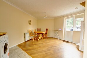 Nhà cơ bản | Khu phòng khách | Netflix 