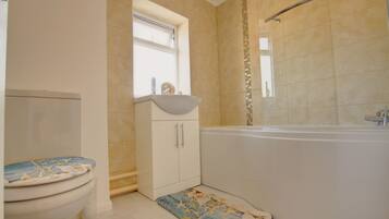 Basic House | Bathroom | Combined shower/bathtub, free toiletries, towels, shampoo