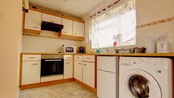 Basic House | Private kitchen | Full-sized fridge, microwave, oven, cookware/dishes/utensils