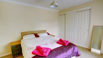 Basic House | Laptop workspace, free WiFi, bed sheets