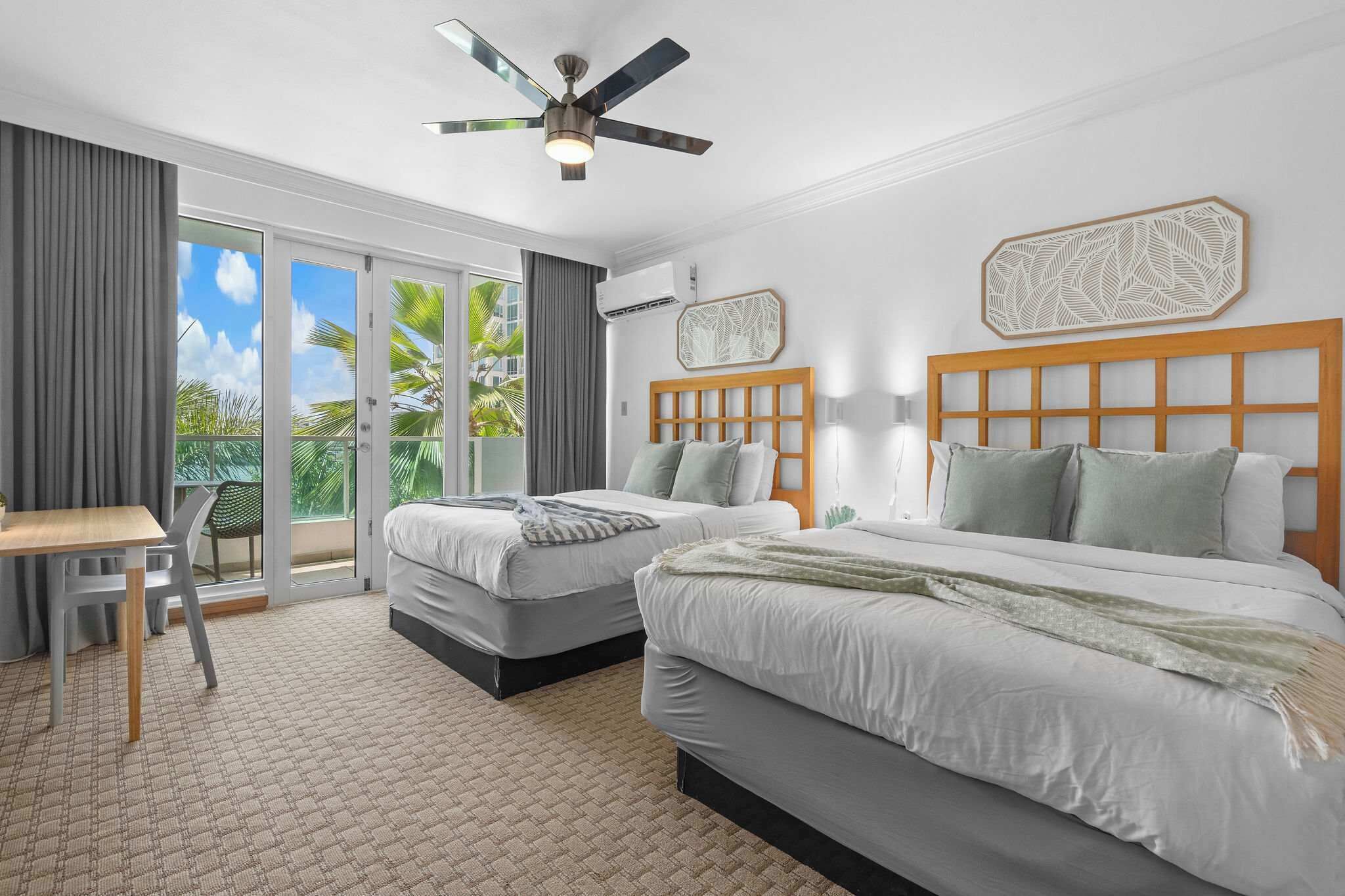 Skrivebord, blendingsgardiner, strykejern/-brett og reiseseng for barn