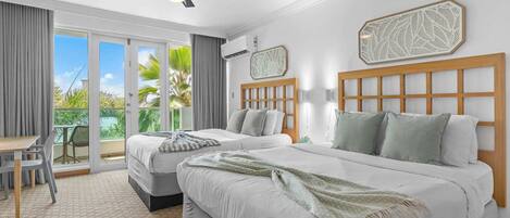 Työpöytä, pimennysverhot, silitysrauta/-lauta, vauvan matkasänky