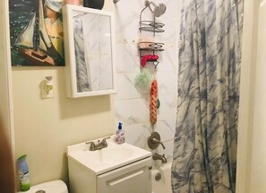 Combined shower/bathtub, hair dryer, towels
