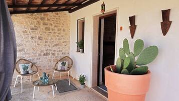 Betten mit Memory-Foam-Matratzen, individuell dekoriert