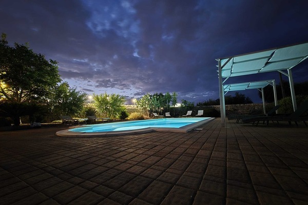 Seasonal outdoor pool, pool umbrellas, sun loungers