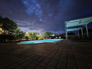 Seasonal outdoor pool, pool umbrellas, sun loungers - Masseria Alberotanza (Conversano)