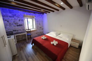 1 bedroom, desk, soundproofing, free WiFi - Fancy room "Top center" (Split)