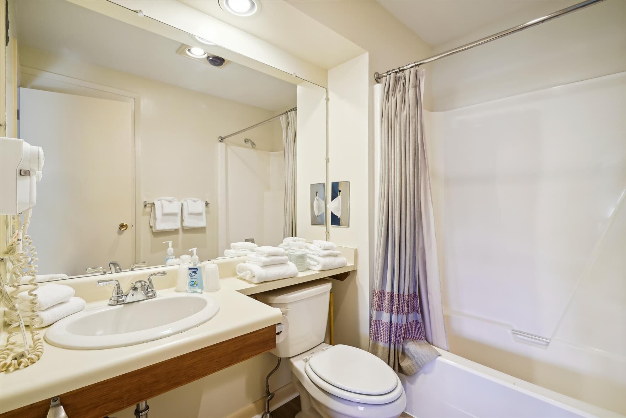 Combined shower/bathtub, hair dryer, towels