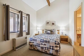 1 bedroom, iron/ironing board, WiFi, bed sheets - Deluxe One Bedroom Queen Suite on the 2nd floor with outdoor heated pool 202 (Killington)