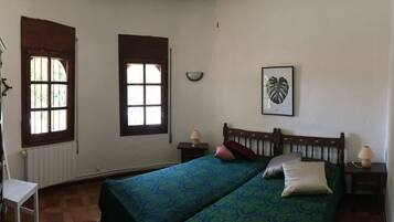 3 soveværelser, pengeskab på værelset, skrivebord, strygejern/strygebræt