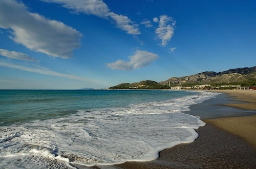 Exclusive Villa, Prime Seafront, with Sea View, Garden & BBQ, 300 m from beach