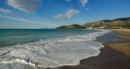 Exclusive Villa, Prime Seafront, with Sea View, Garden & BBQ, 300 m from beach