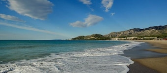 Exclusive Villa, Prime Seafront, with Sea View, Garden & BBQ, 300 m from beach