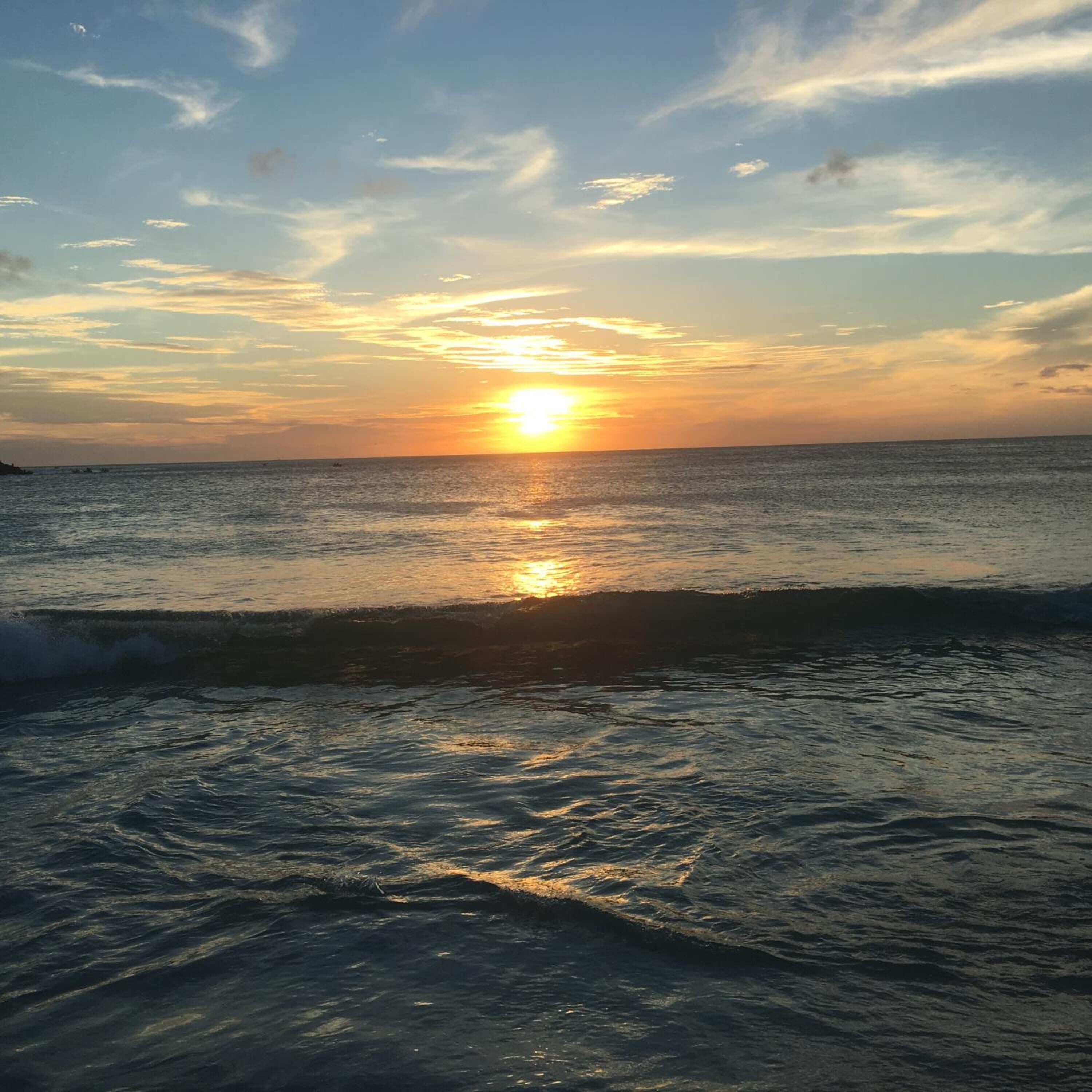 Un atardecer sobre el océano con olas.