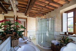 Vila, 3 quartos | Banheiro | Banheira e chuveiro separados, banheira de hidromassagem