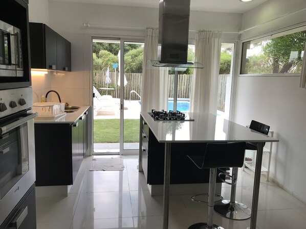 Refrigerador, microondas, horno y parrilla de estufa