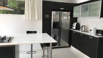 Frigorífico, microondas, horno y placa de cocina