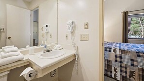 Combined shower/bathtub, hair dryer, towels - Deluxe 1 bedroom Queen Suite  heated pool 203 (Killington)