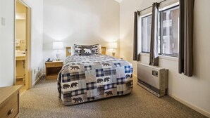 Iron/ironing board, WiFi, bed sheets - Deluxe 1 bedroom Queen Suite  heated pool 203 (Killington)