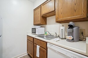 Wasserkocher mit Kaffee-/Teezubehör, Kühlschrank, Mikrowelle, Ofen