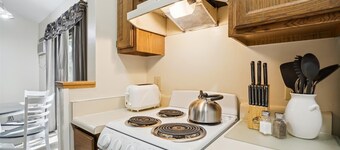 Deluxe One bedroom Queen Suite with outdoor heated pool 203