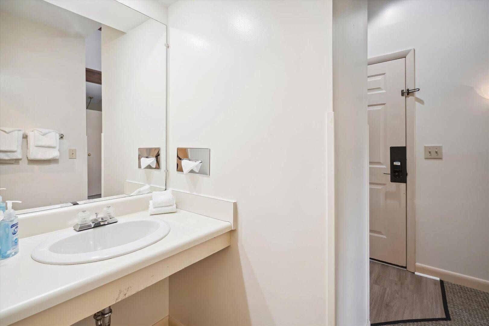 Combined shower/bathtub, hair dryer, towels