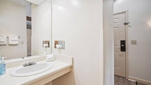 Combined shower/bathtub, hair dryer, towels - 201 Two Queen bed Standard Hotel room (Killington)