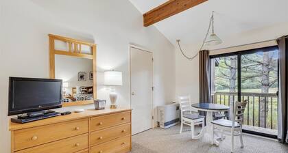 Deluxe - Kaksi queen-size-vuodetta Standard-hotellihuone 2. kerroksessa, jossa on lämmitetty uima-allas