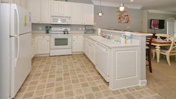 Condo (240-10 Woodlands Way (Crow Creek)) | Cocina privada | Utensilios de cocina y toallas de papel