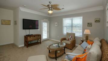 Condo (240-10 Woodlands Way (Crow Creek)) | Sala de estar | Televisión de pantalla plana