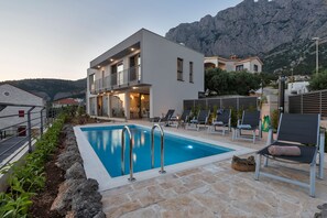 Una piscina al aire libre