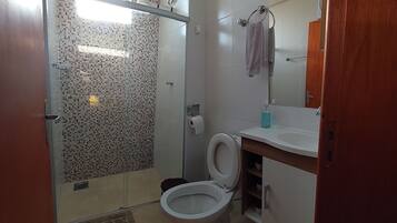 Dusche, Haartrockner, Handtücher, Toilettenpapier