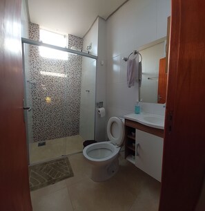 Dusche, Haartrockner, Handtücher, Toilettenpapier