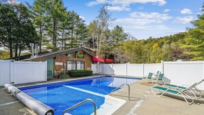 Pool - Cedarbrook Bedroom Suite/outside heated pool 119/121 (Killington)