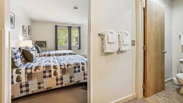 Combined shower/tub, hair dryer, towels
