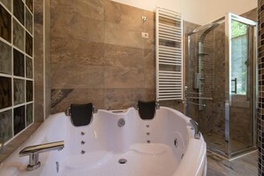 Ducha, bañera de hidromasaje, secador de pelo, bidet