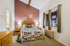 Free WiFi, bed sheets - 109 Deluxe One bedroom Queen Suite on the 1st floor w/ outdoor heated pool (Killington)