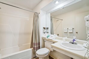 Combined shower/bathtub, hair dryer, towels