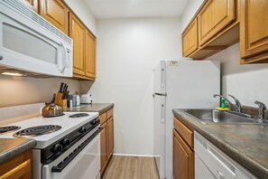 Fridge, microwave, oven, stovetop - 109 Deluxe One bedroom Queen Suite on the 1st floor w/ outdoor heated pool (Killington)